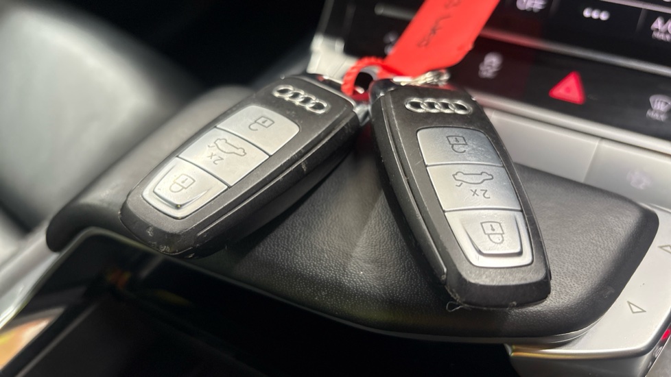 AUDI Q8 2 keys