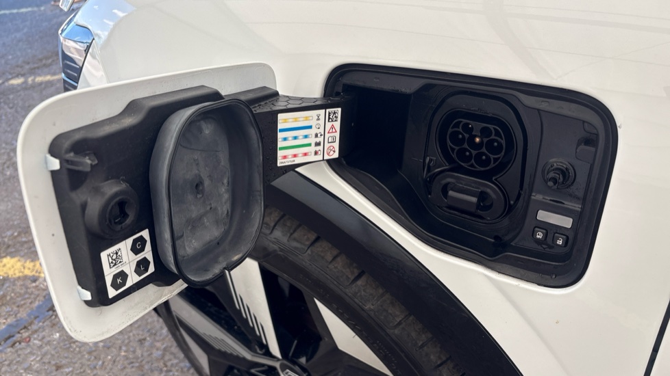 RENAULT MEGANE E-TECH Image 21