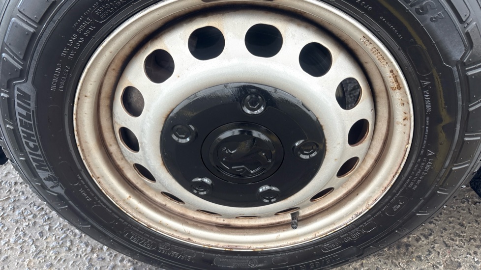 VAUXHALL VIVARO-E LIFE corrosion