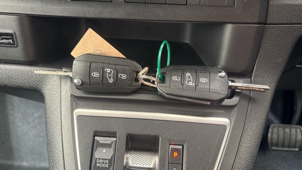 VAUXHALL VIVARO-E LIFE 2 keys available