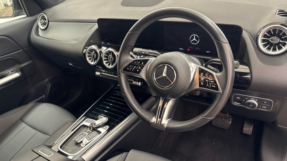 MERCEDES EQA Image 9