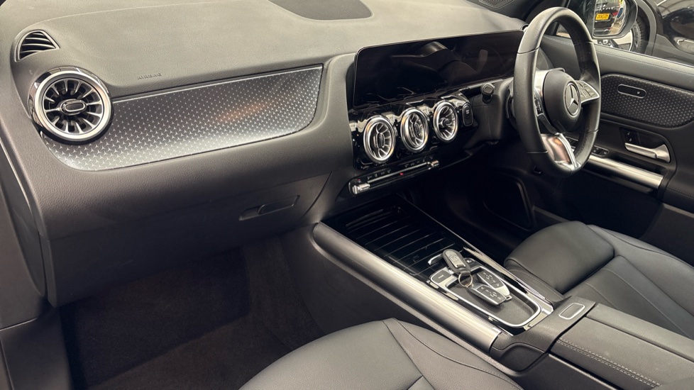 MERCEDES EQA Image 10