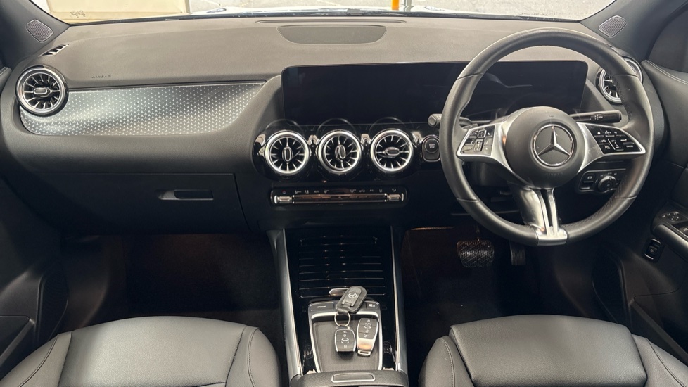MERCEDES EQA Image 11