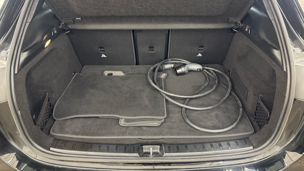 MERCEDES EQA Image 15