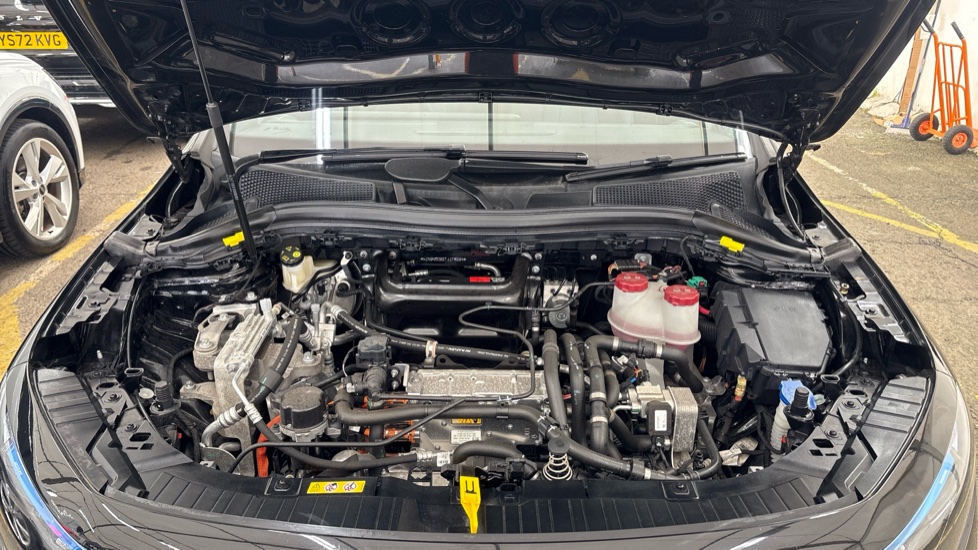 MERCEDES EQA Image 16