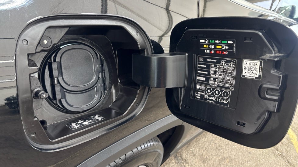MERCEDES EQA Image 21