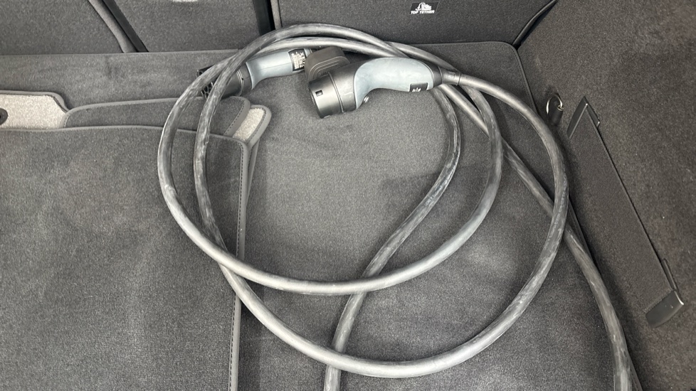 MERCEDES EQA Image 22