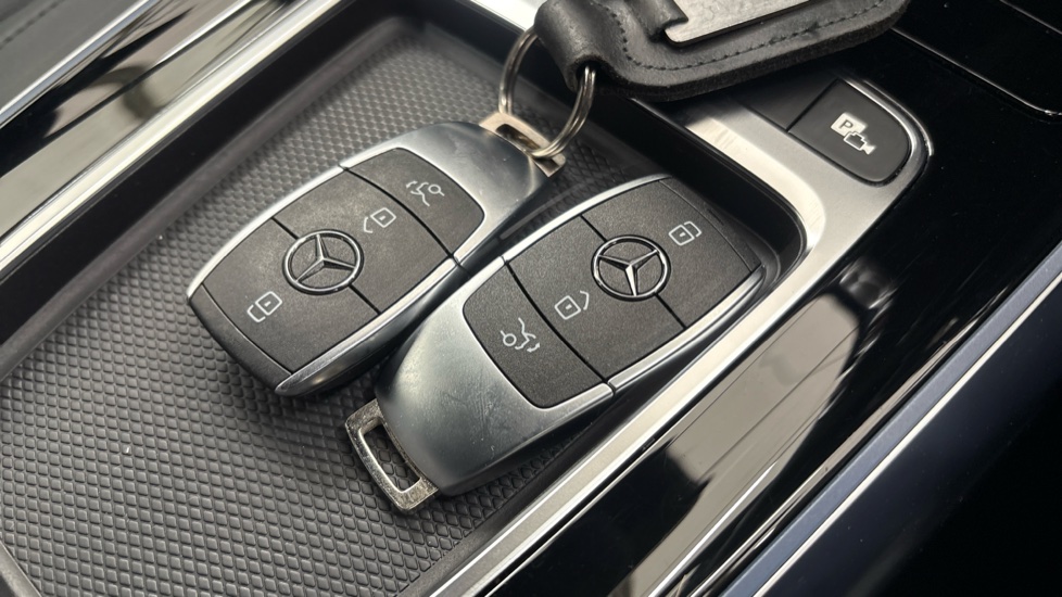 MERCEDES EQA 2 keys