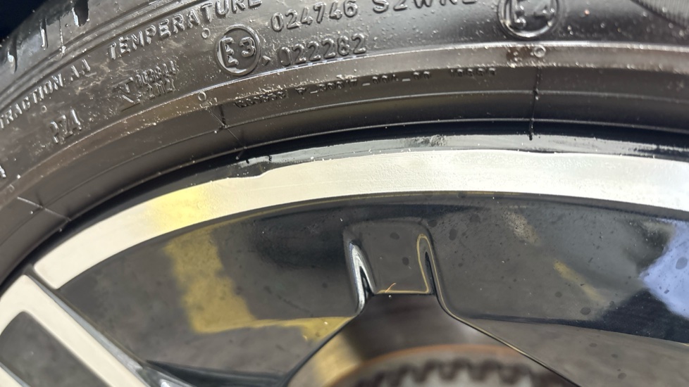 MERCEDES EQE Dent