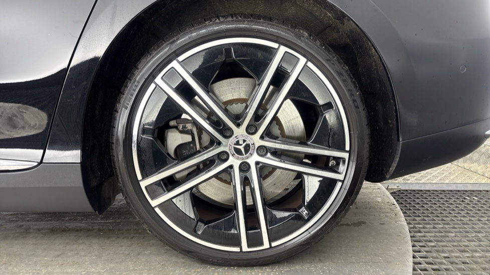 MERCEDES EQE Image 18