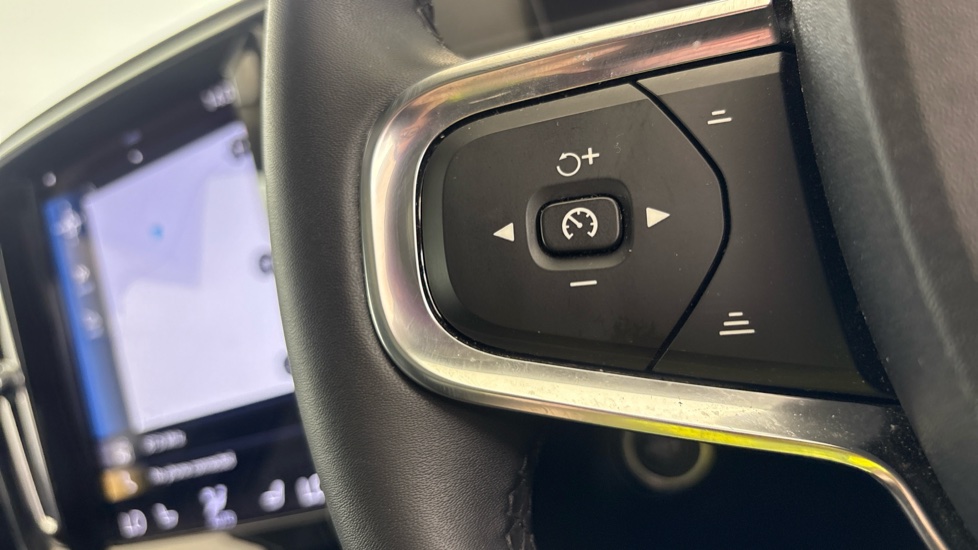 VOLVO XC40 cruise control