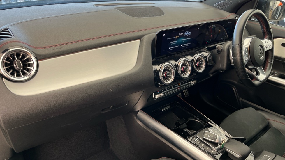 MERCEDES EQA Image 10