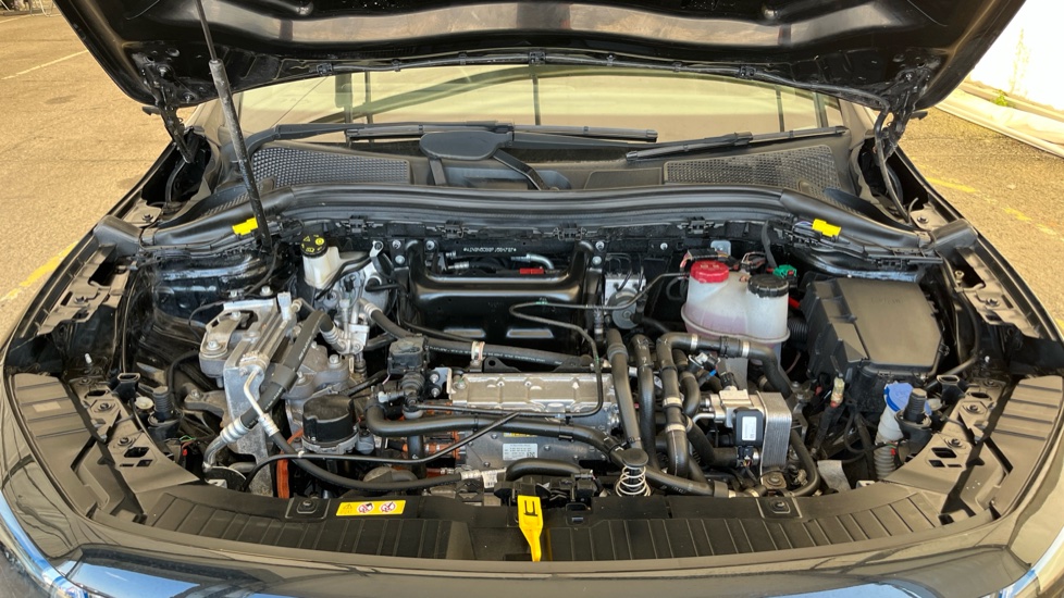 MERCEDES EQA Image 16