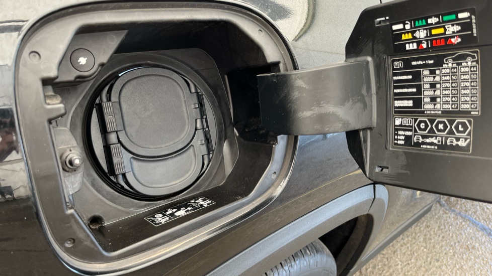 MERCEDES EQA Image 21