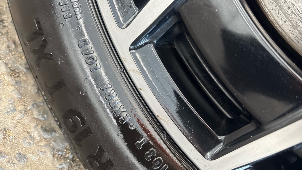MERCEDES EQA scratches