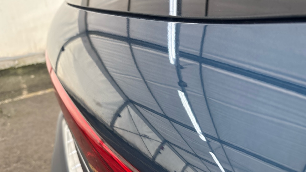 MERCEDES EQA dents