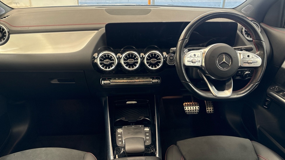 MERCEDES EQA Image 11