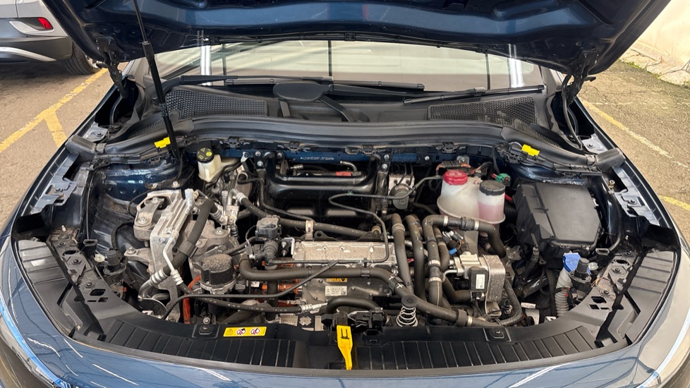 MERCEDES EQA Image 16