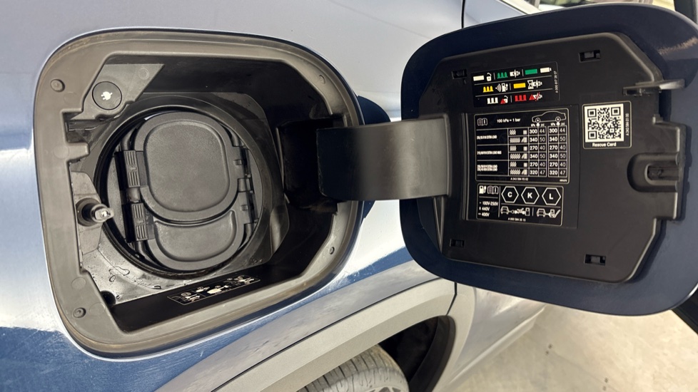 MERCEDES EQA Image 21