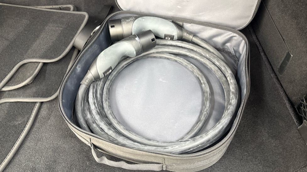MERCEDES EQA Image 22