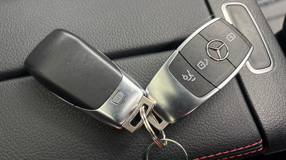 MERCEDES EQA 2 keys