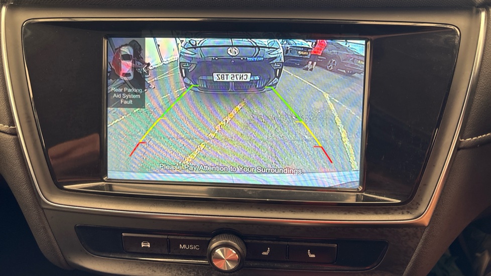 MG MG5 reverse camera