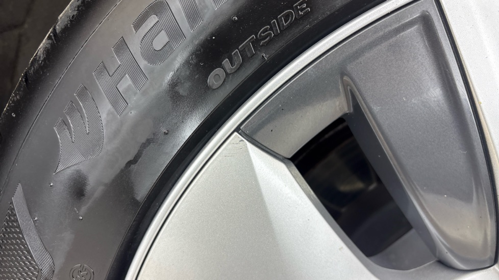 TESLA MODEL Y scuff