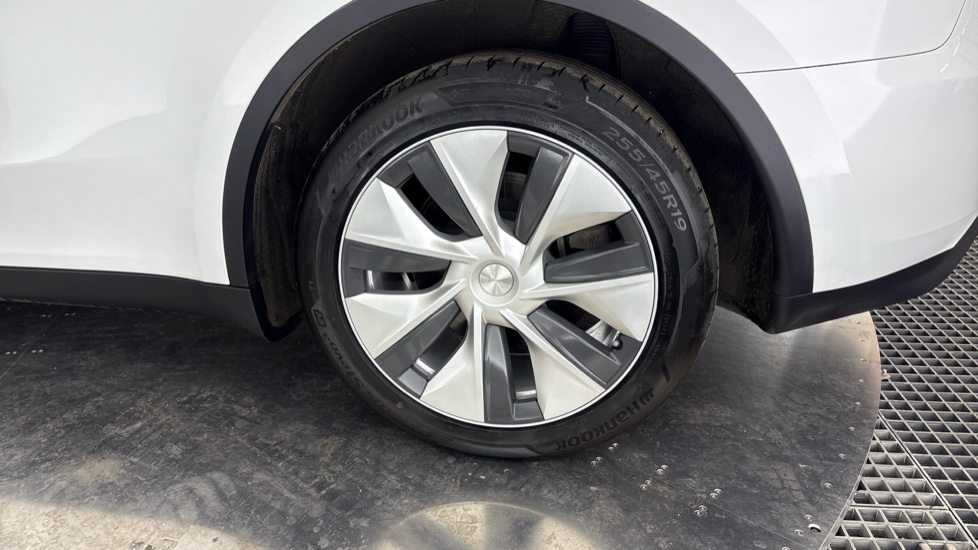 TESLA MODEL Y Image 18