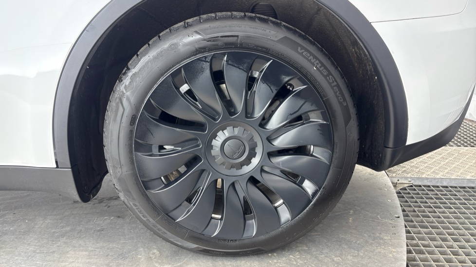 TESLA MODEL Y Image 18