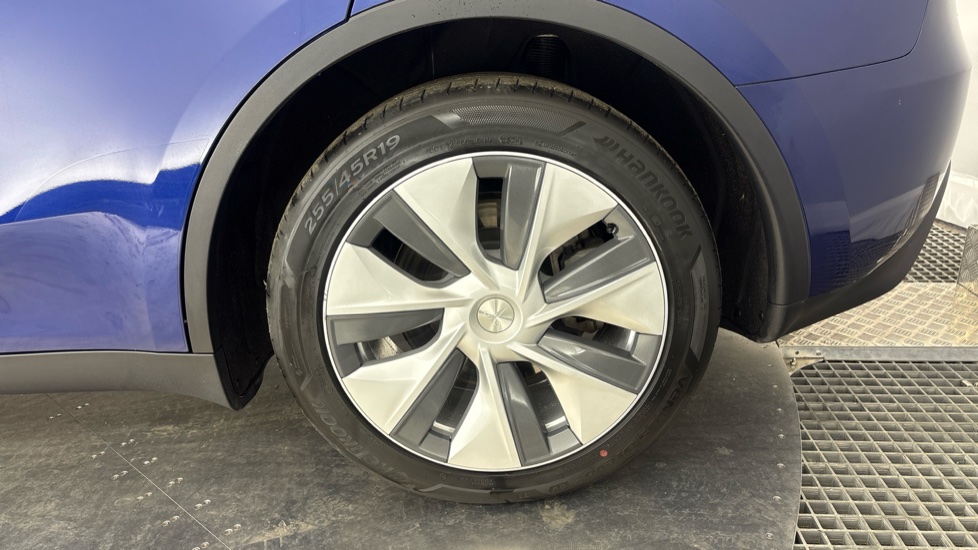 TESLA MODEL Y Image 18