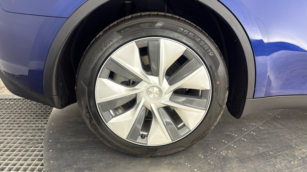 TESLA MODEL Y Image 19