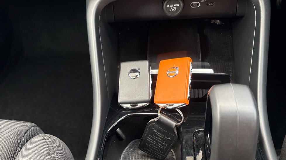 VOLVO XC40 2 keys available
