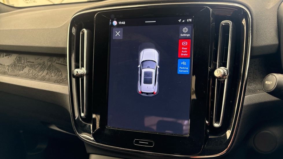 VOLVO XC40 Parking sensors