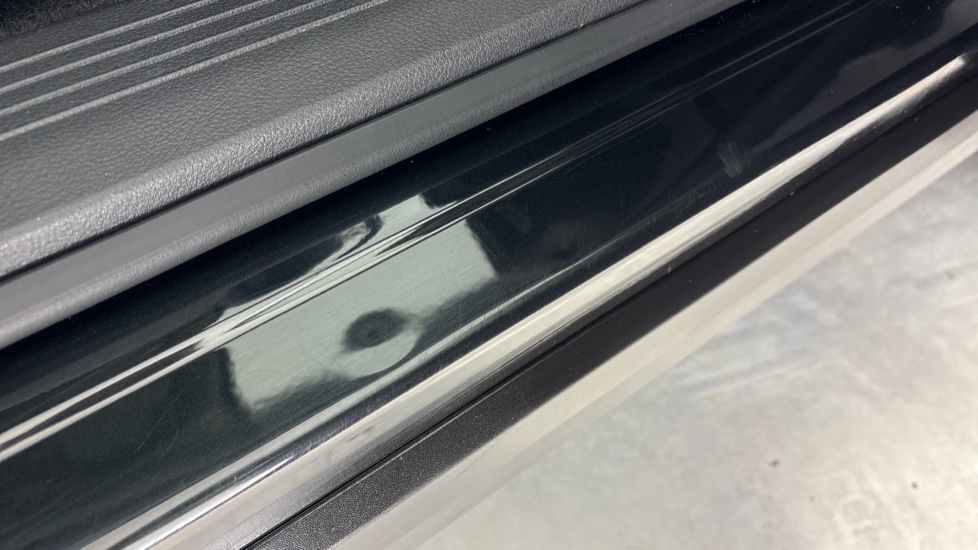 NISSAN ARIYA Dents