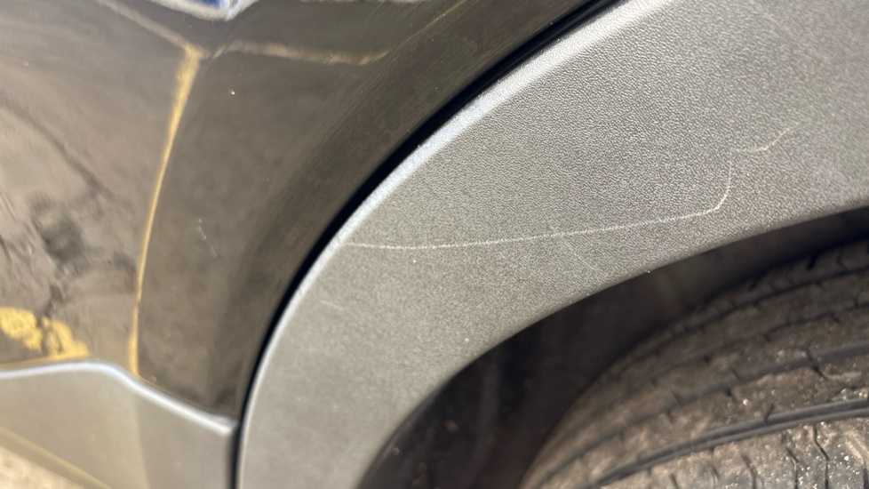 VOLVO C40 scratches