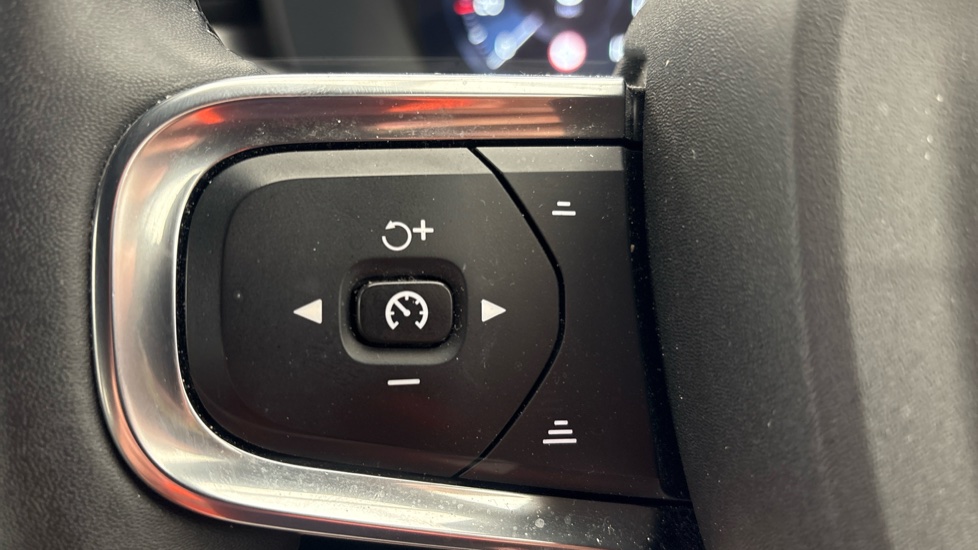 VOLVO XC40 ESTATE 1.5 T4 Recharge PHEV Plus Dark 5dr Auto