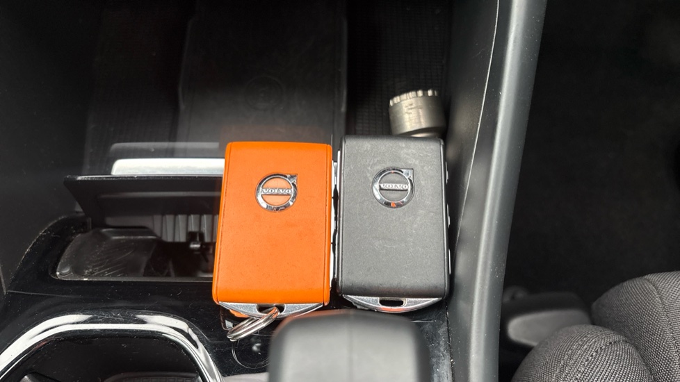 VOLVO XC40 2 keys available