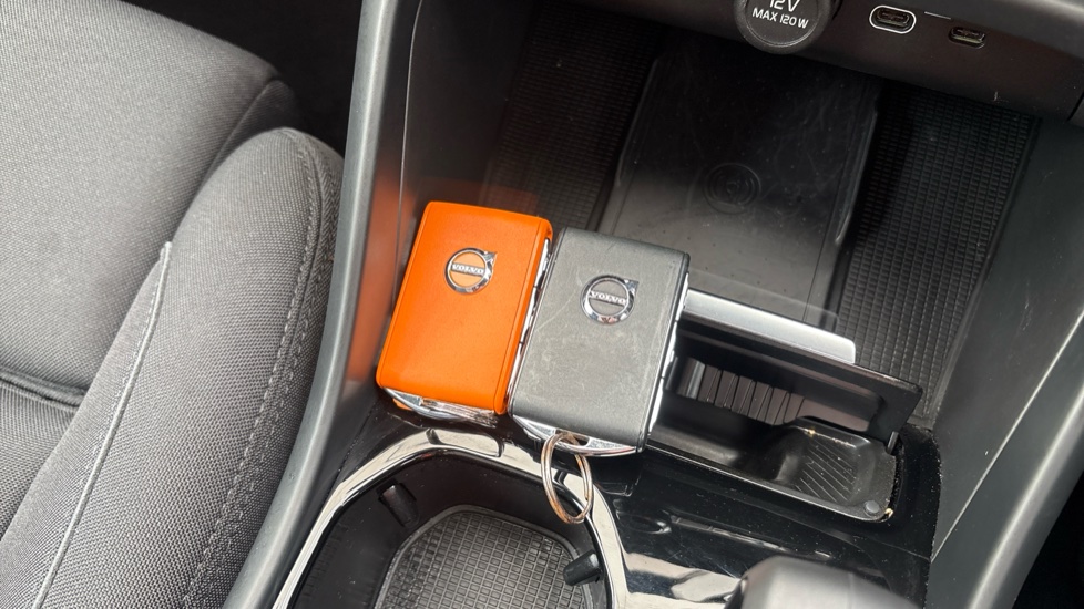 VOLVO C40 2 keys available
