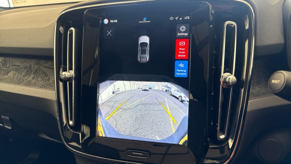 VOLVO C40 Reverse camera