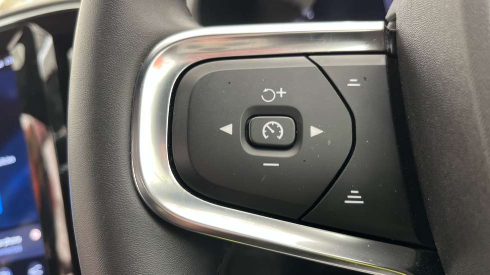 VOLVO C40 cruise control