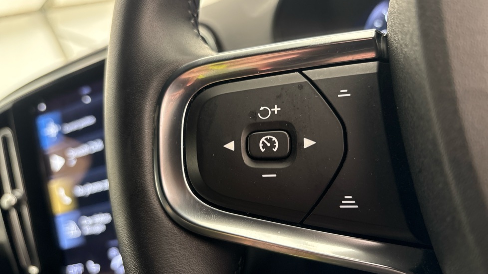 VOLVO XC40 cruise control