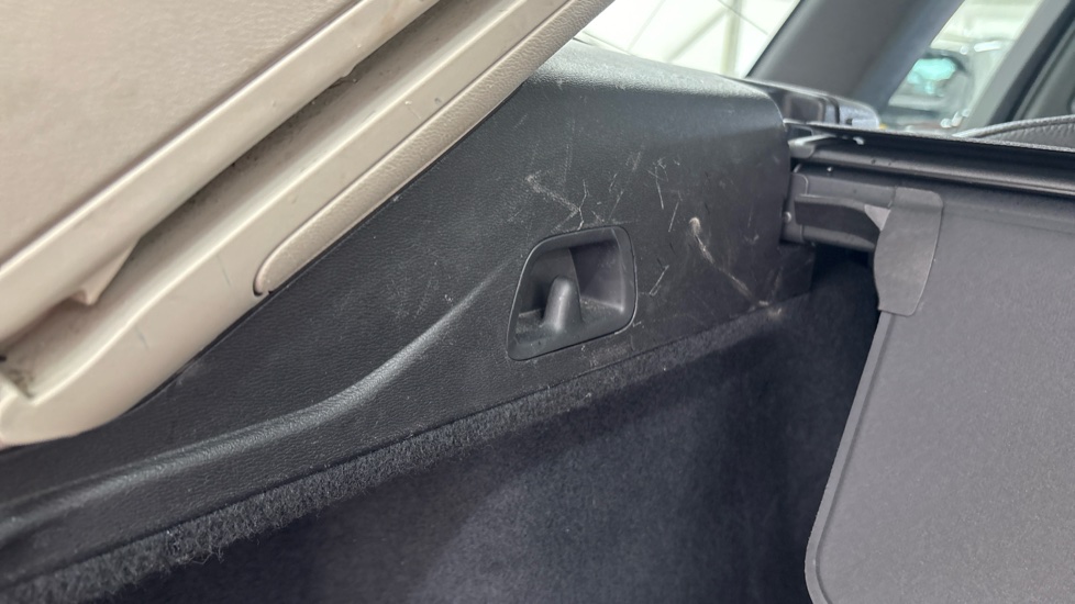 VOLVO XC60 Scuff and scratches