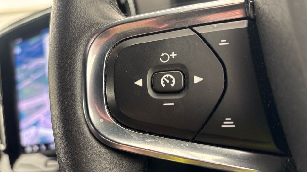 VOLVO XC40 cruise control