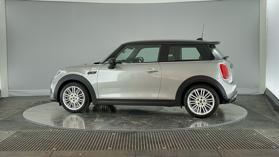 MINI HATCHBACK Image 2