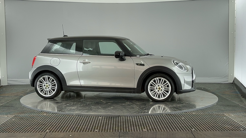 MINI HATCHBACK Image 5