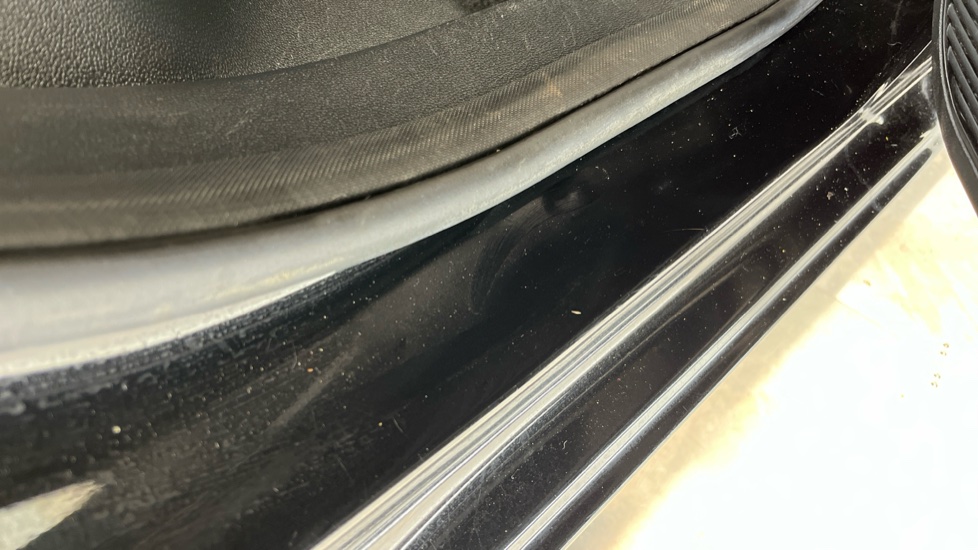 MG MG5 dent