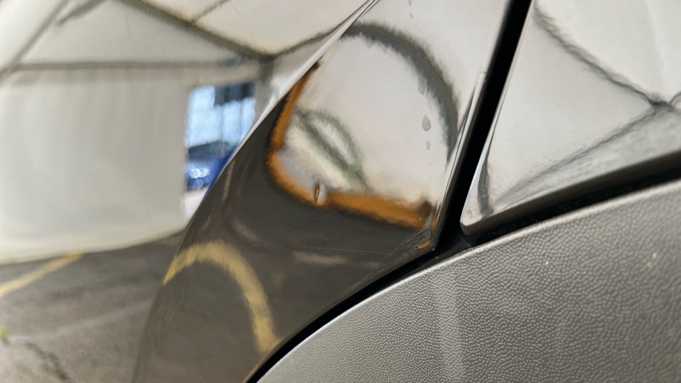 VOLKSWAGEN ID.4 Dent