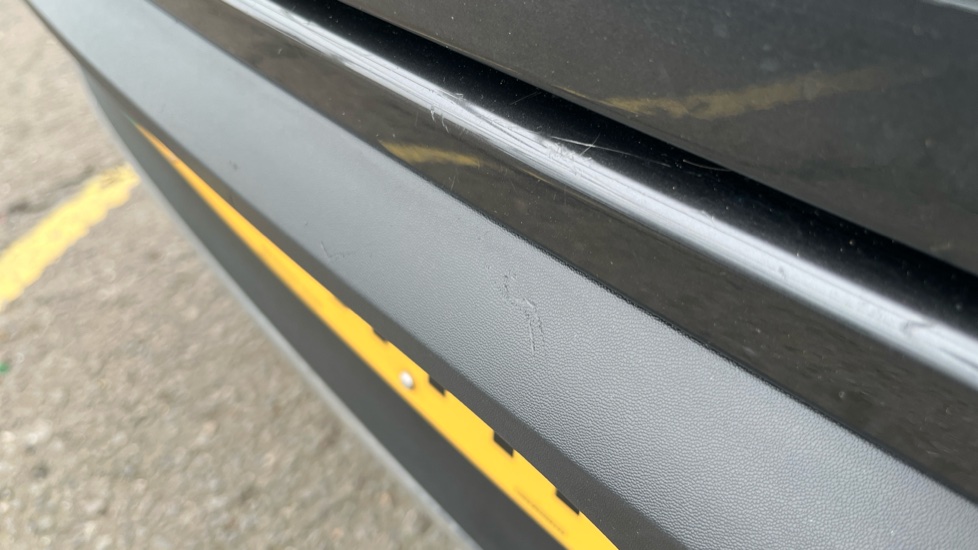 MERCEDES EQC Chips and scratches