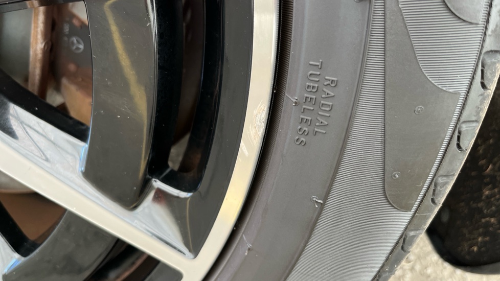 MERCEDES EQC Scuff
