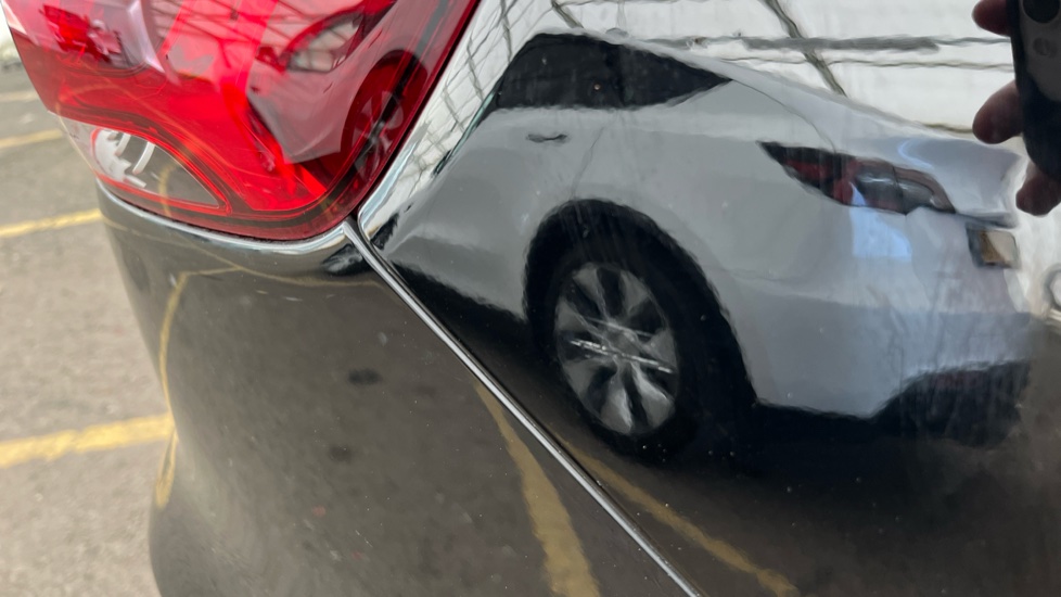 MERCEDES EQB scratches